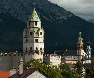 Hall in Tirol con torri